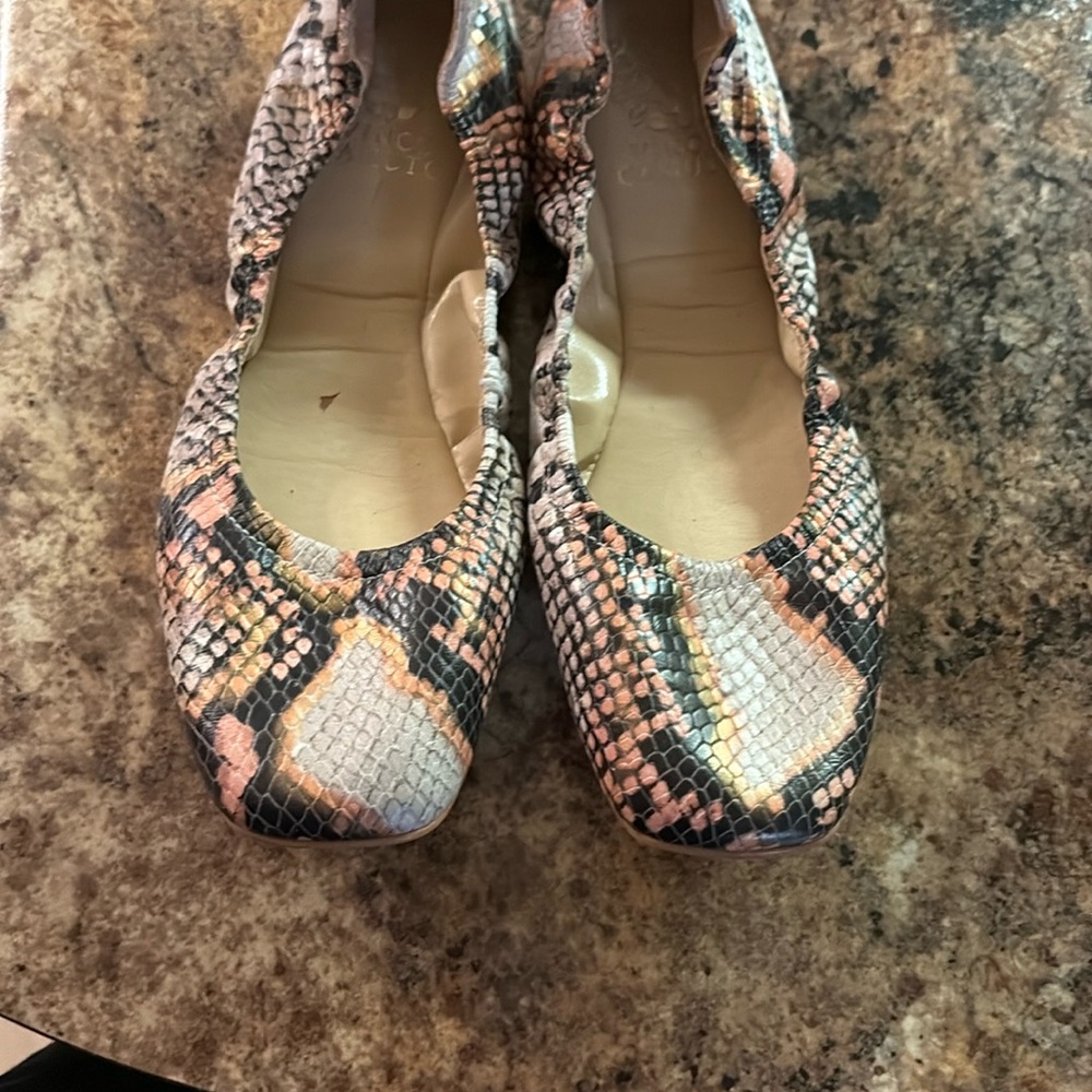 Vince Camuto Black and Brown Flats - Picture 2 of 5